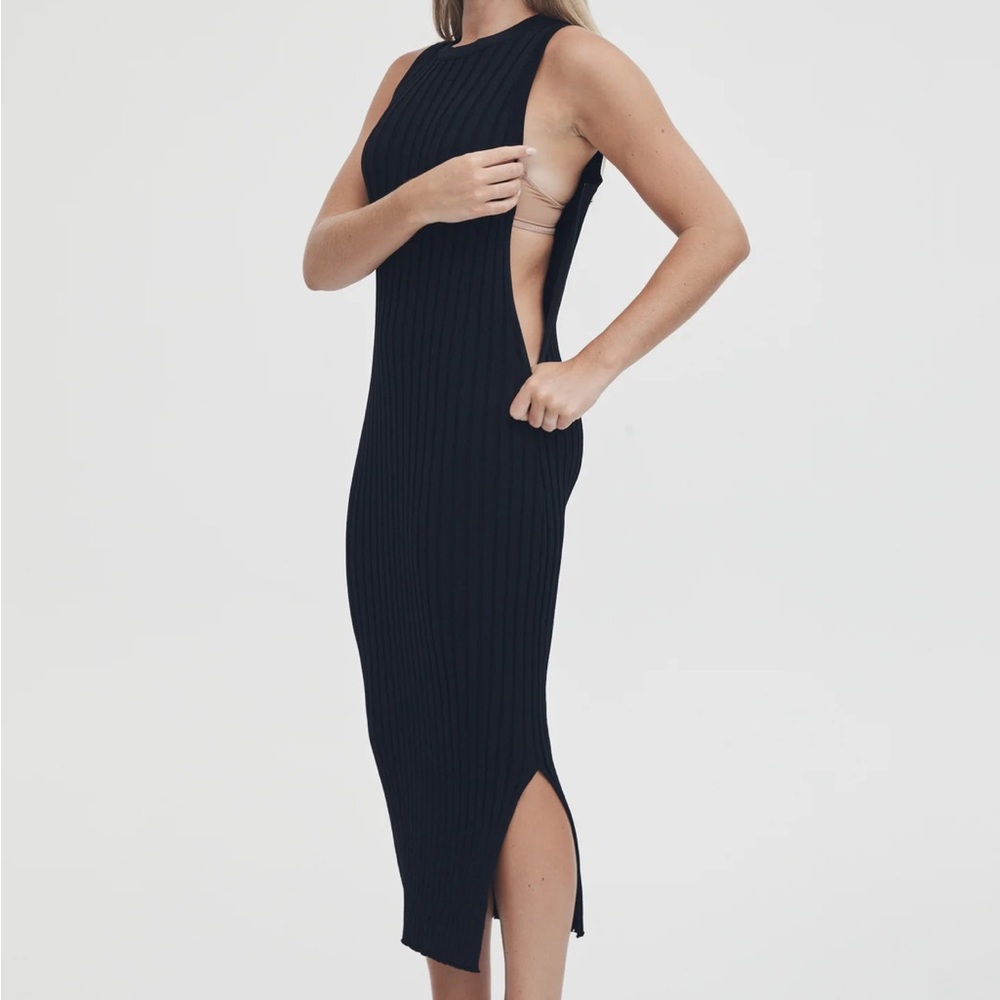 Chic Black Ribbed Midi Dress - Picture 3 of 11